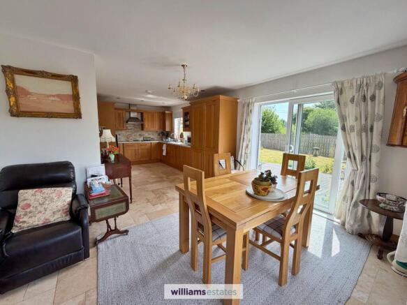 Kitchen/ Dining Room