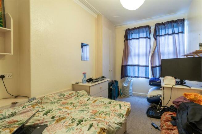 7 bed House to rent Image 6