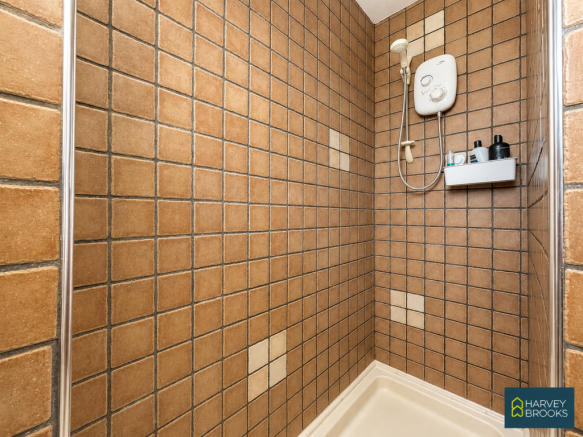 5 bed Detached for sale Image 8