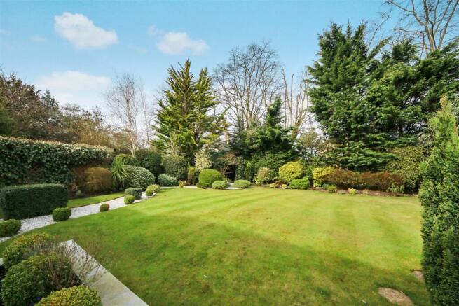 May Gardens, Elstree photo 4