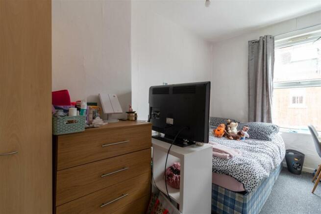 4 bed House to rent Image 4