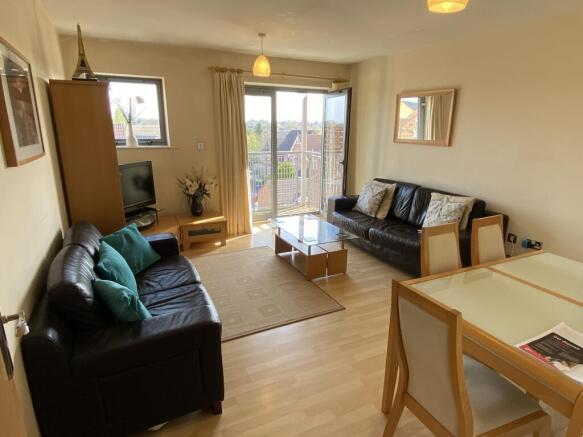3 bed Apartment to rent Image 11