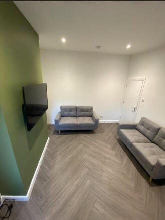 4 bed House to rent Image 5