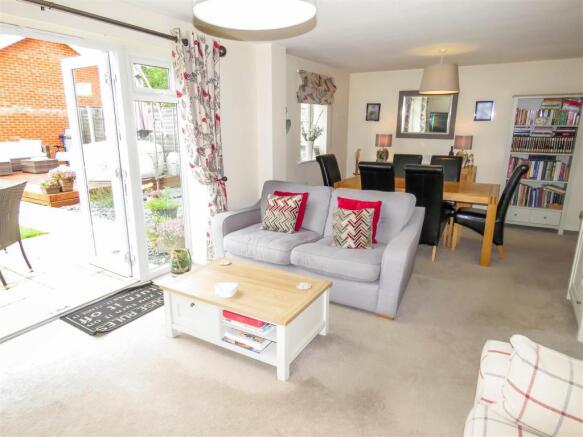 LOUNGE/DINING ROOM