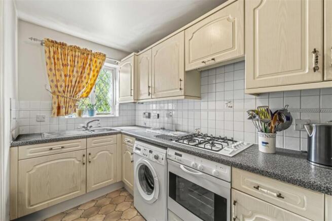 6 Draymans Way TW7-8.JPG