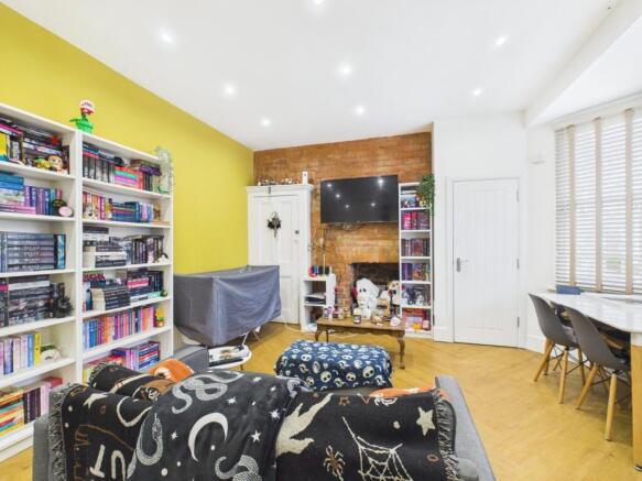 3 bed Flat for sale Image 12