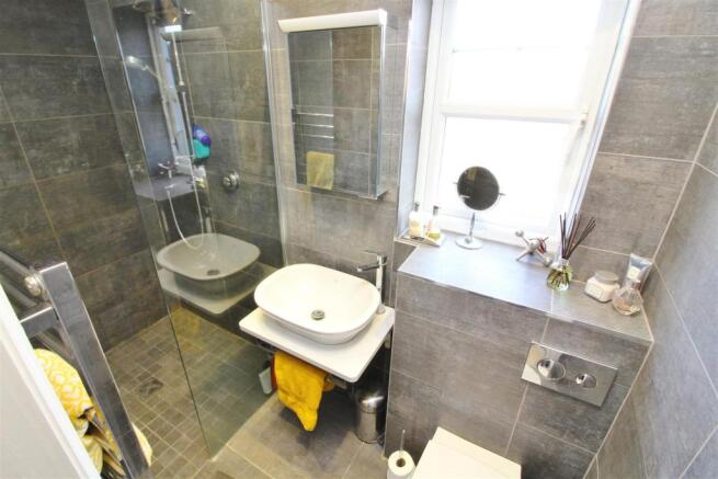 28 BEd 1 en-suite.JPG