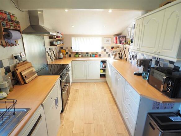 Modern Fitted Kitchen 146