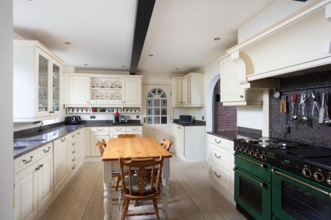 4 bed Detached for sale Image 8