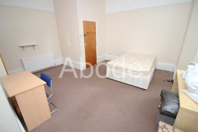 6 bed House to rent Image 6