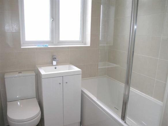 23 Vincam Close bathroom.jpg