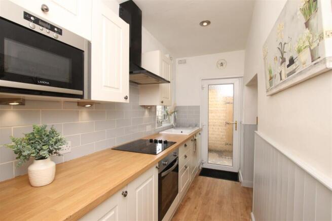 Kitchen_.JPG