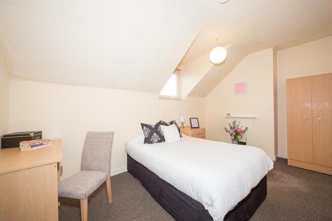 4 bed Terraced to rent Image 5