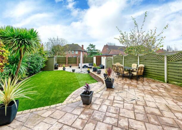 58 Birches Road-gdn2.jpg