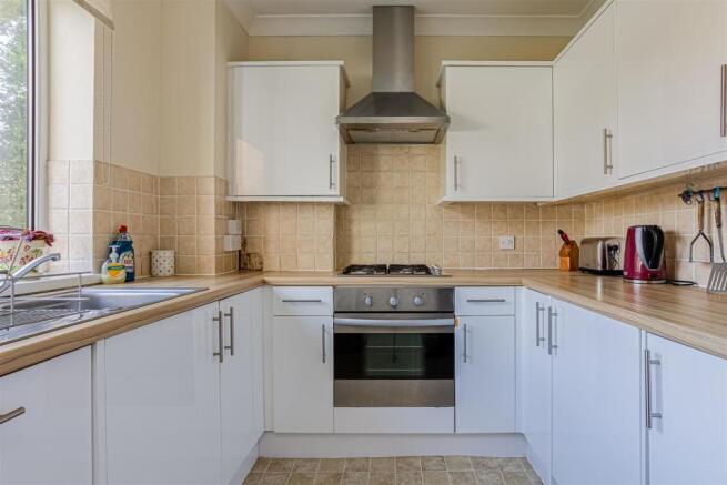 flat-courtlands-crescent-banstead-115.jpg