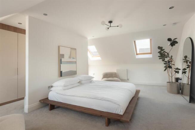 6 bed Detached for sale Image 9