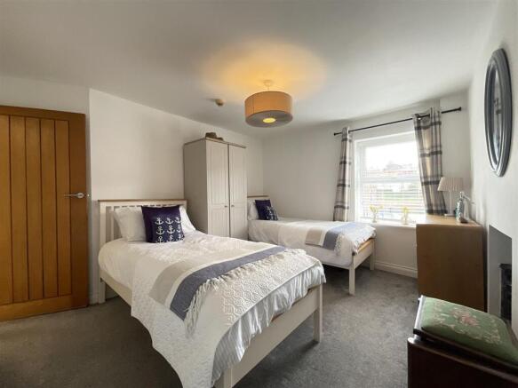 4 bed House for sale Image 9