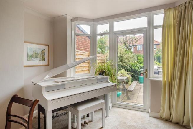 4 bed Semi-Detached for sale Image 8