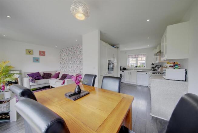 L SHAPED KITCHEN \ DINER \ FAMILY ROOM