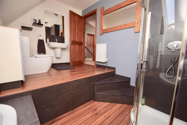 FAMILY BATH/SHOWER ROOM