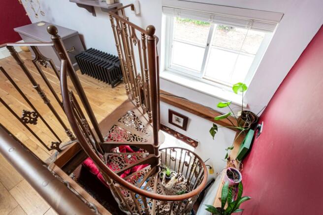 5 bed Detached for sale Image 12