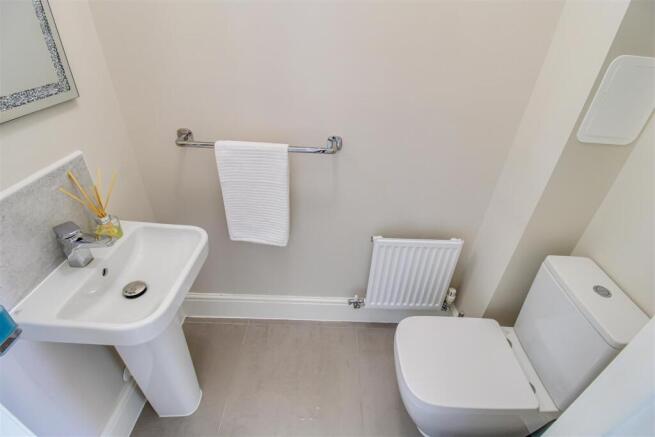 5 bed Detached for sale Image 11