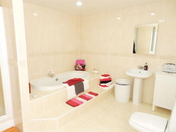 Bedroom One en...
