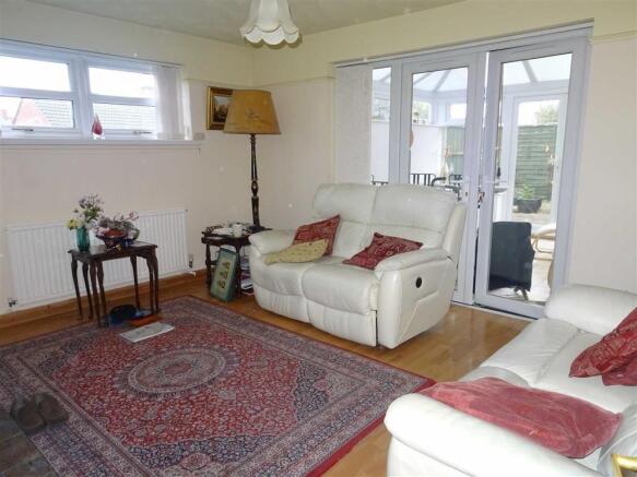 Attractive lounge (rear)