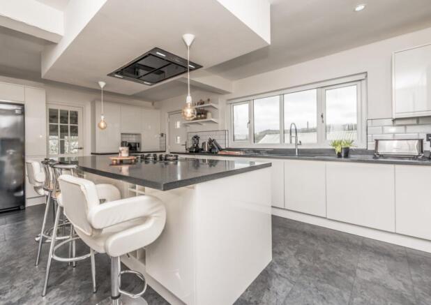 5 bed Detached for sale Image 8