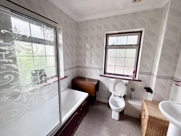 En-suite bathroom 2 