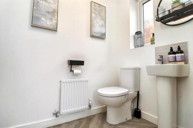 5 bed Detached for sale Image 8