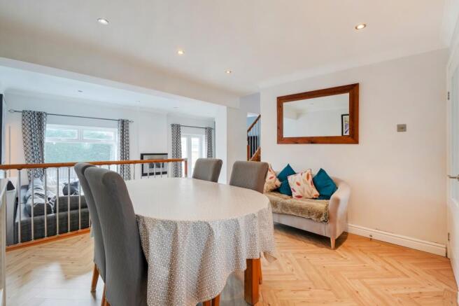 4 bed Detached for sale Image 11
