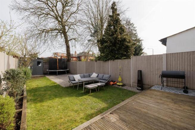 Oak Hill Gardens, IG8