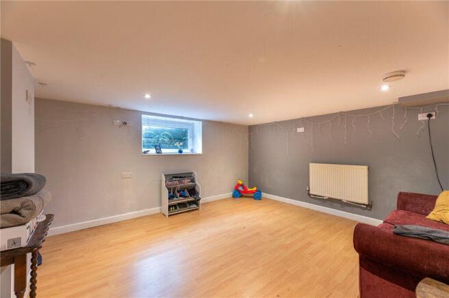 5 bed Detached for sale Image 7