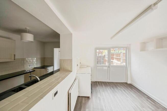 3 bed Terraced to rent Image 5