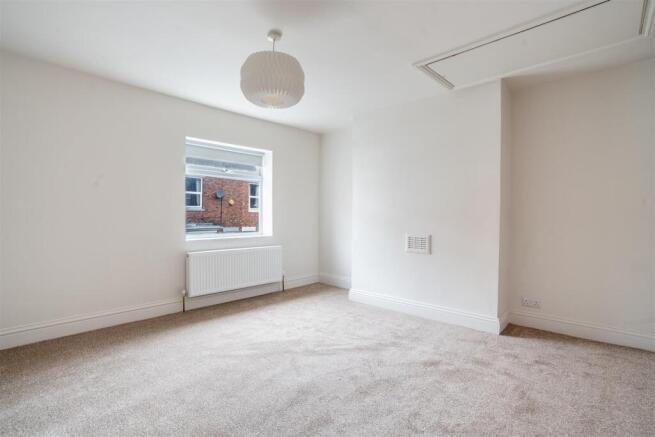 2 bed Terraced to rent Image 7