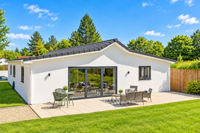 4-bed detached on Newly built chain free bungalow with 1 acre paddock in non estate Abbots Leigh position, £750,000