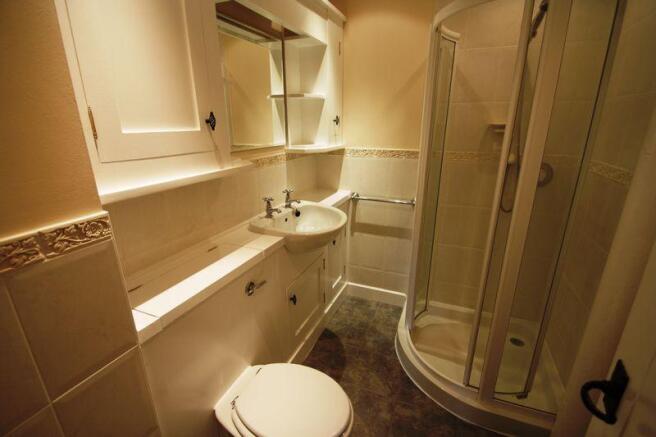 En-suite showe...