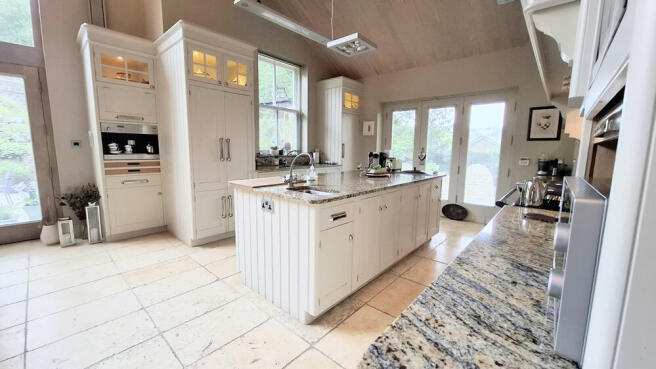 4 bed Detached for sale Image 7