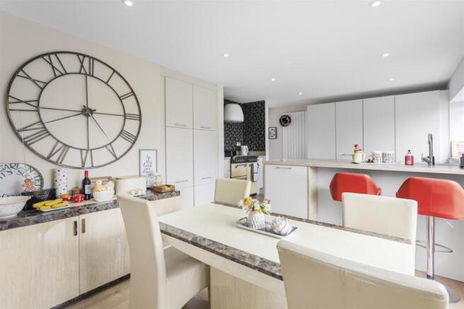 4 bed Semi-Detached for sale Image 10