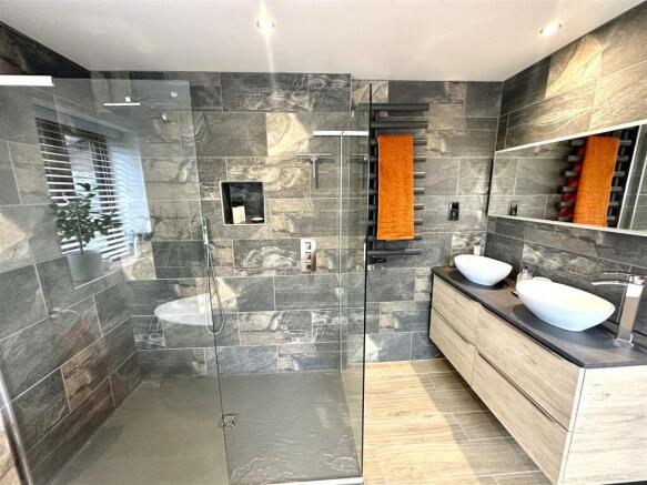 MASTER BEDROOM SUITE