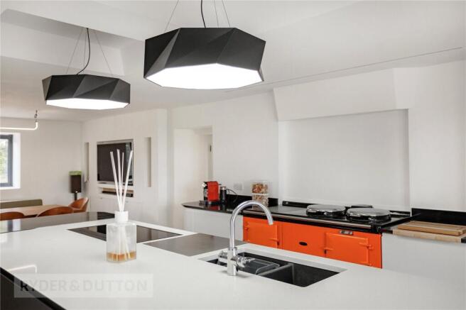 5 bed Detached for sale Image 7