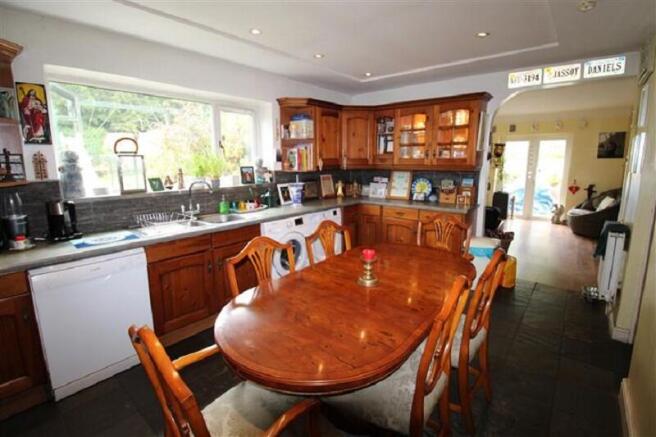 Spacious Kitchen 