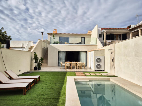 Pool with solarium