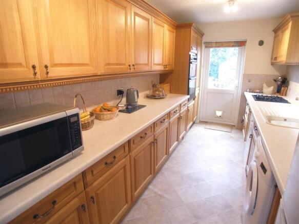 FITTED KITCHEN