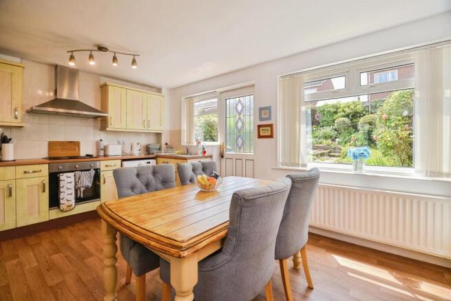 3 bed Semi-Detached for sale Image 6