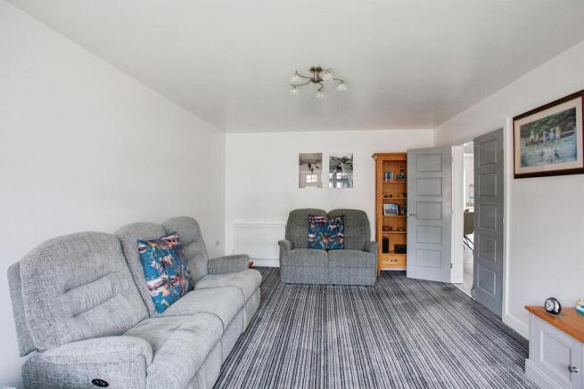 4 bed Detached for sale Image 8