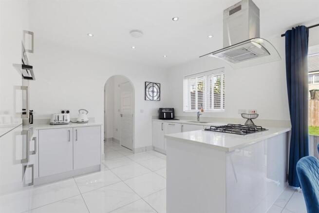 4 bed Detached for sale Image 9