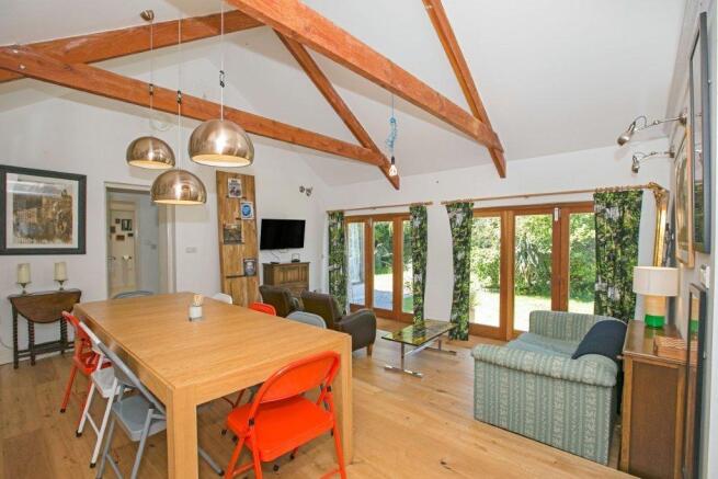 Lounge/Dining Area