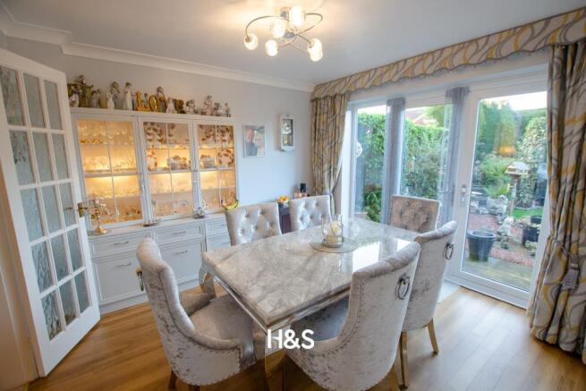 1 Pensham Croft - dining.jpg